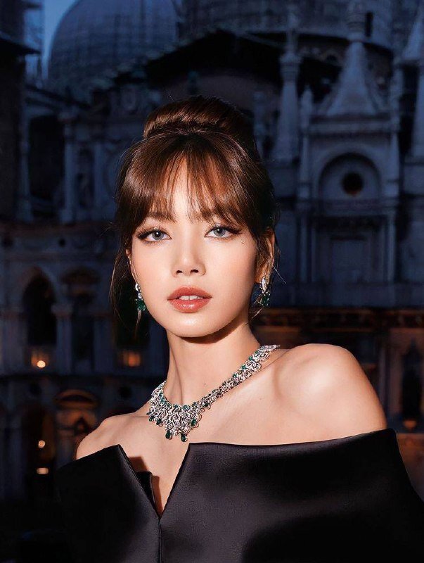 Будущее участницы BLACKPINK Лисы в YG Entertainment становится все более «неопределенным», поскольку эксклюзивный контракт истекает в августе. Ходят слухи, что переговоры о продлении ее контракта не увенчались успехом, и обе стороны не смогли прийти к соглашению. YG Entertainment надеется на решение до истечения срока действия контракта, но различия между двумя сторонами кажутся весьма значительнымиНедавние предположения о контракте Лисы впервые возникли из китайского источника. Китайское агентство, пожелавшее остаться неназванным, заявило: «Мы согласовывали графики YG и Лисы, но трудно обсуждать график после августа, потому что продление контракта с Лисой неясно»YG ответили на слухи, заявив: «Это из-за тура и личных графиков, и это не имеет ничего общего со статусом контракта». Хотя лейбл не дал четкой позиции по поводу продления контракта, YG признал, что недавно согласовал график Лисы через китайское агентствоВ отличие от ситуации с Лисой, процесс продления контракта YG с тремя другими участницами BLACKPINK проходит более «гладко»