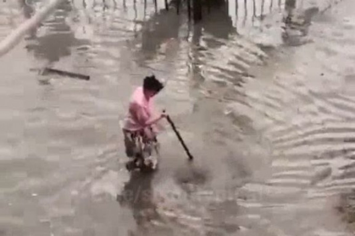    В Сети опубликовали видео, где жительница Туапсе прочищает ливневку шваброй
