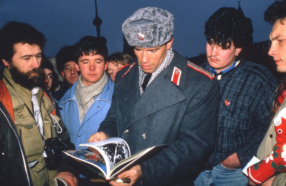 Арнольд Шварценеггер (Иван Данко) среди жителей Москвы во время съемок фильма "Красная жара" (1988). Фото: kino-teatr.ru