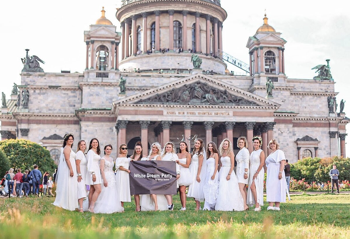 Наша компания на фоне Исаакиевского собора❤