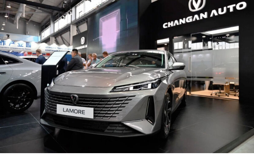 Changan представил седан Lamore для России, говорится в полученном Autonews.ru пресс-релизе. Однако дату начала продаж в компании пока не раскрывают.

Автомобиль представляет собой седан D-класса, внешность которого выполнена в стилистике спорт-лифтбека UNI—V. Габариты машины: 4770 мм в длину, 1840 мм в ширину и 1440 мм в высоту. Колесная база — 2765 мм. Таким образом, модель по размерам может конкурировать с Chery Arrizo 8.

