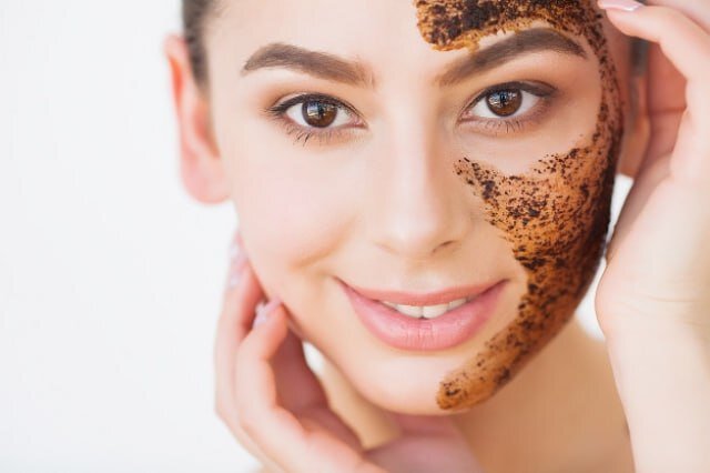 Источник фото: https://hochu.ua/cat-beauty/face/article-84885-kak-sdelat-skrab-dlya-litsa-v-domashnih-usloviyah-ovsyanyiy-kofeynyiy-i-glinyanyiy/
