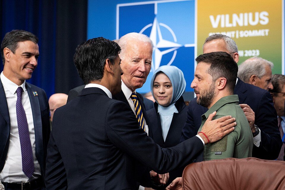   Зеленский с натянутой улыбкой заявил, что несмотря ни на что, доволен результатами саммита REUTERS