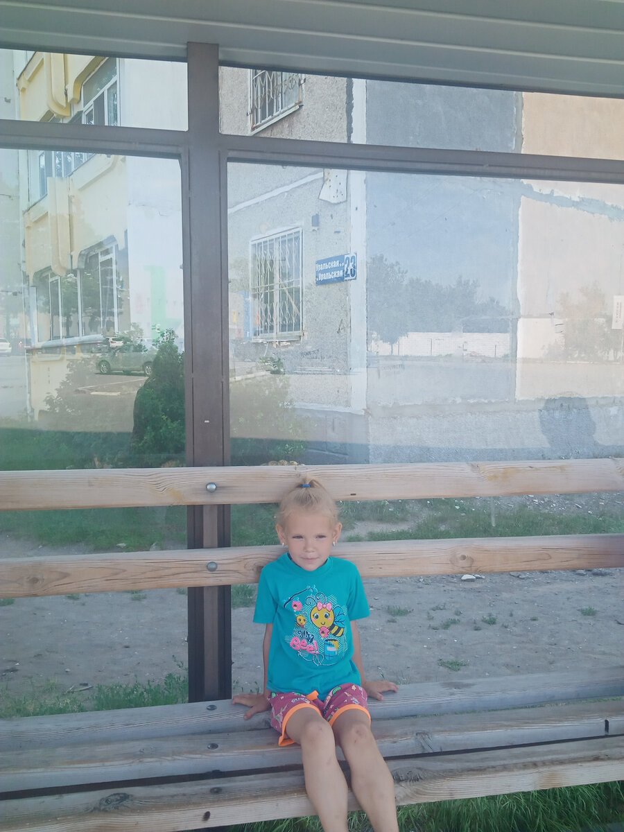 На остановке ждём автобус.