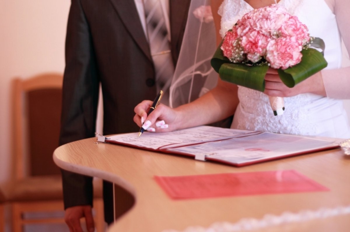    76-летний астраханец стал самым возрастным женихом в июне