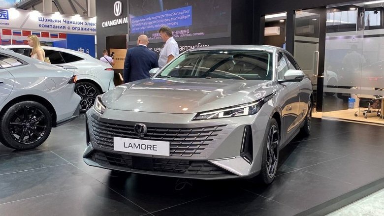     По дизайну Changan Lamore напоминает автомобили из линейки Uni - у него, например, такие же безрамочная решётка радиатора и расположенные над ней фары,