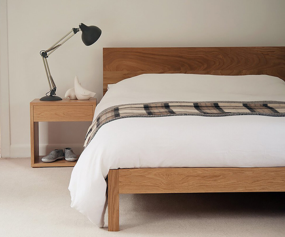 Кровать без бортиков. Кровать с деревянным изголовьем. Кровать с деревянной спинкой. Изголовье кровати из дерева. Кровать деревянная с деревянным изголовьем.