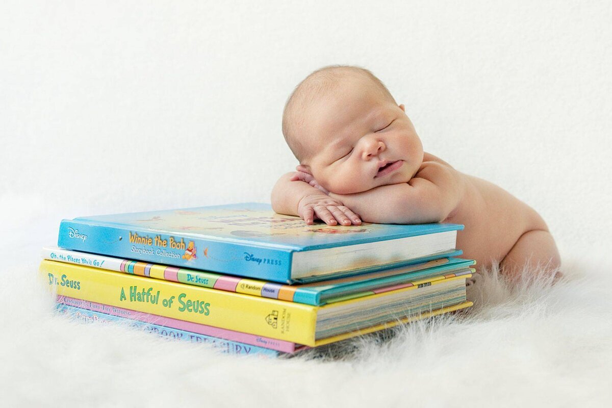 За книжками для младенцев стоит потянуться в первые месяцы жизни ребенка. Исследования показывают, что у малыша, который много читает, быстрее развиваются языковые навыки и чувство ритма.