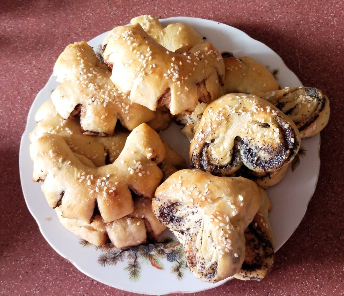 Рогалики с надрезами и такие, не знаю как назвать, бантики может.