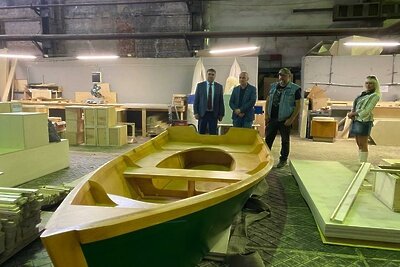    Депутат совета депутатов округа Чехов Дмитрий Кесельман с директором по новым направлениям и кадровой политике завода «Энергомаш-ЧЗЭМ» Алексеем Кочетковым ©
