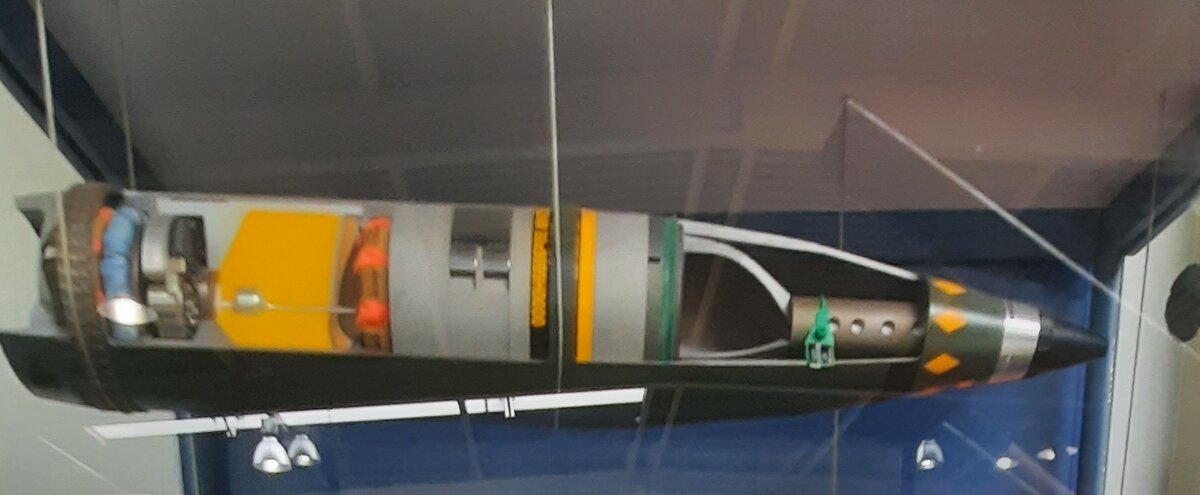 Снаряд SMART-155 в разрезе. Видны 2 самонаводящихся суббоеприпаса с БЧ типа "ударнное ядро".