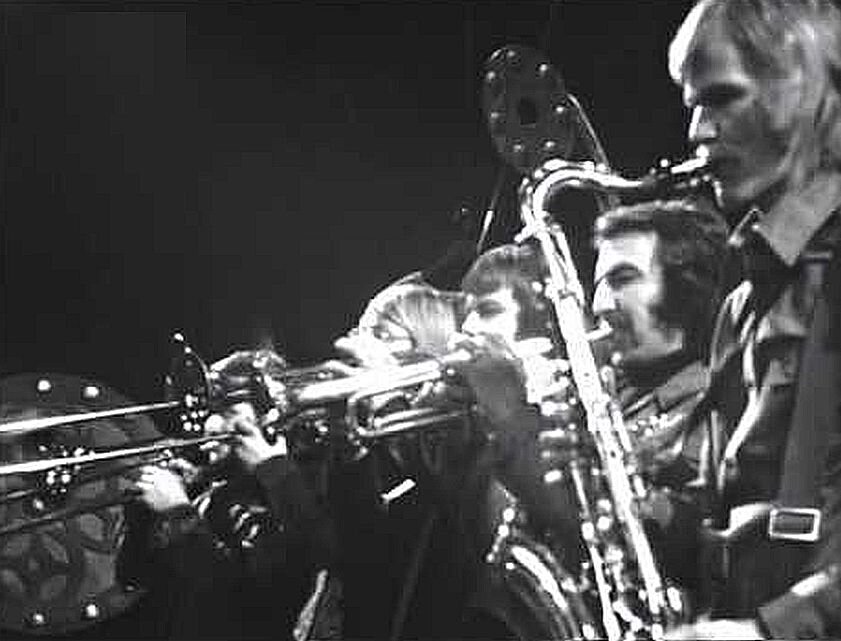 Слушать песню 1973. Гробовщики трек. Дать джазу