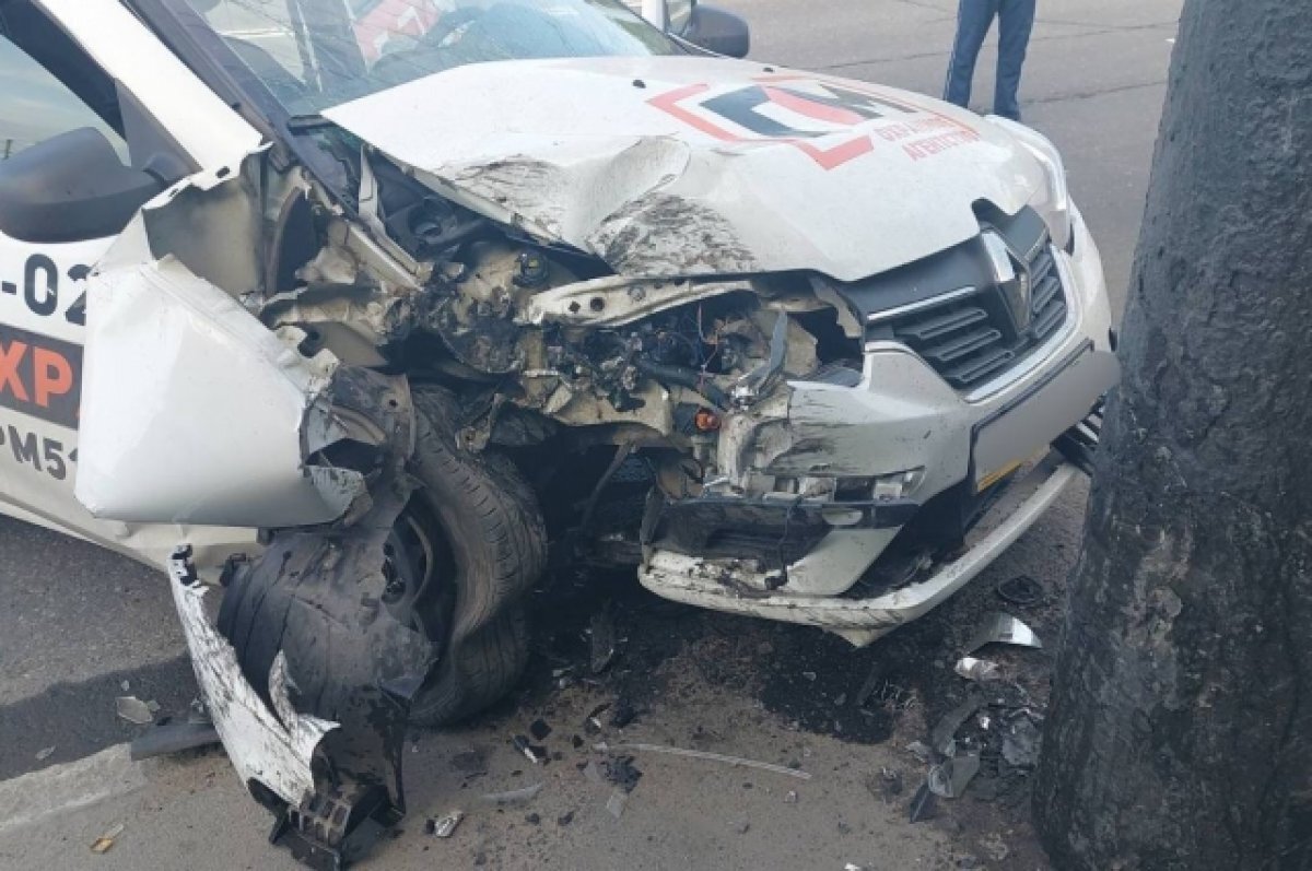    В Мурманске водитель Renault въехал в столб на Героев-североморцев
