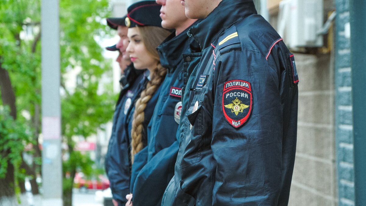     В Ростовской области возбудили уголовное дело в отношении бывшего и действующего сотрудников ОМВД по подозрению в мошенничестве, сообщили в региональном УФСБ.