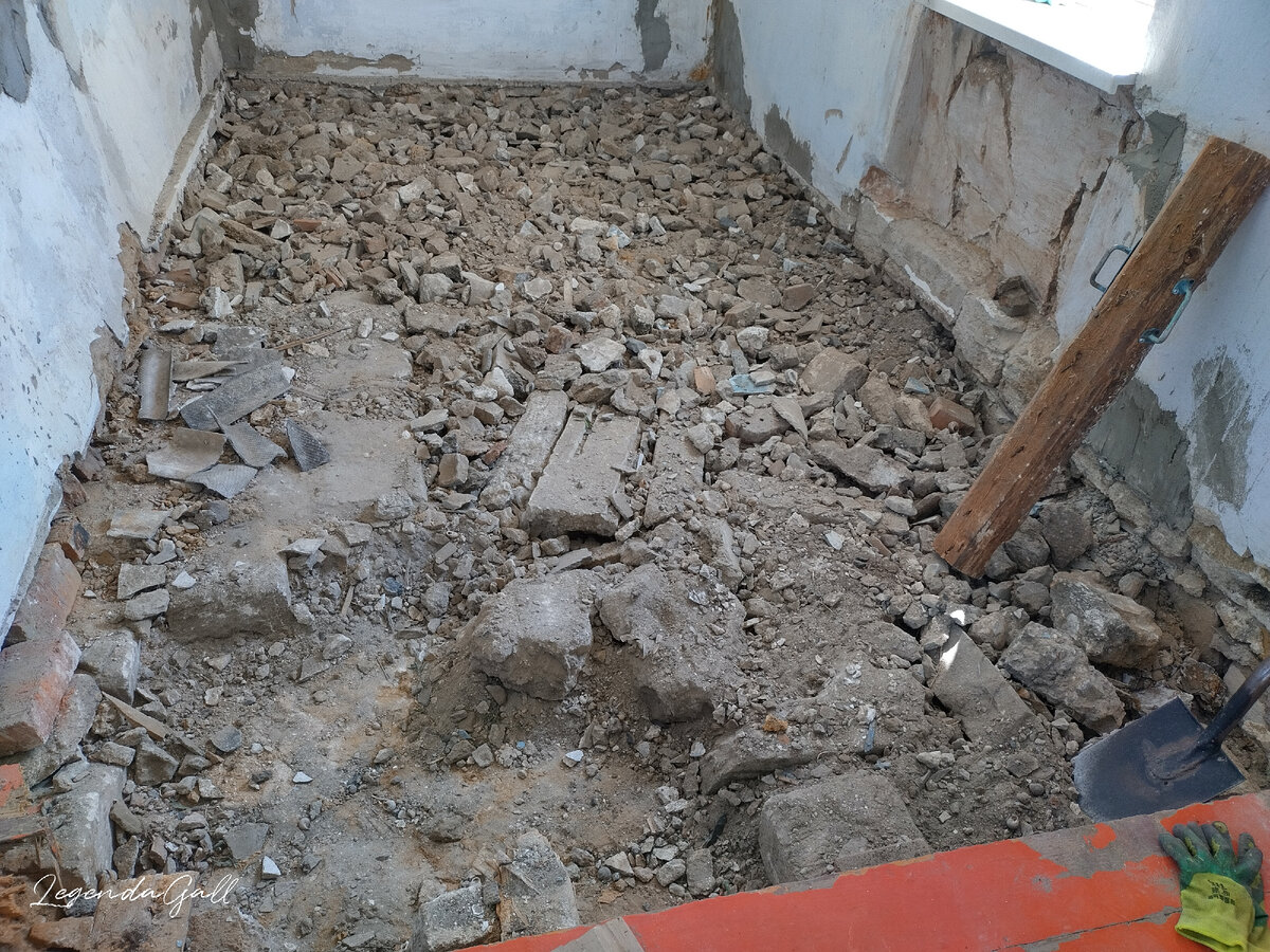 Вид сверху. Справа стоит наш "вибростол" )) Этим бревнышком будем утрамбовывать.