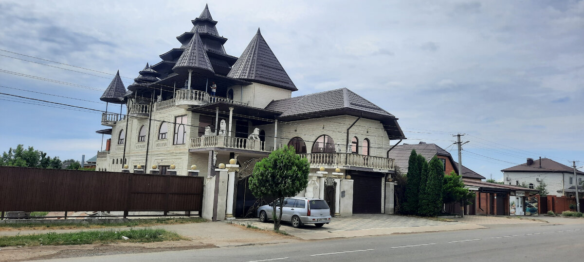 А это чей-то скромный домик в поселке под Краснодаром