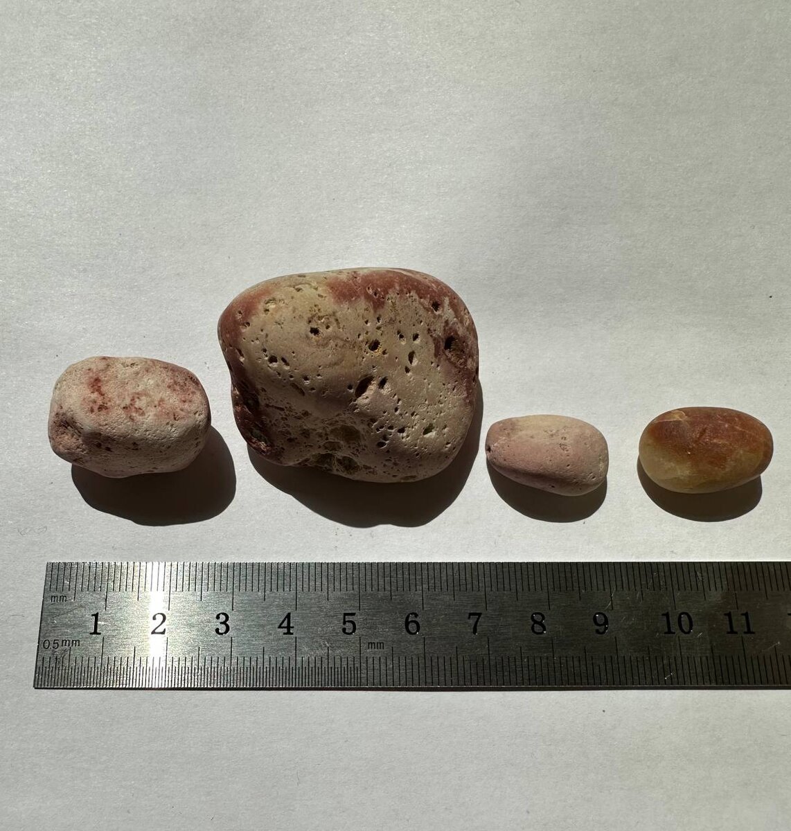 Морская галька с яшмой, халцедоном и сердоликом