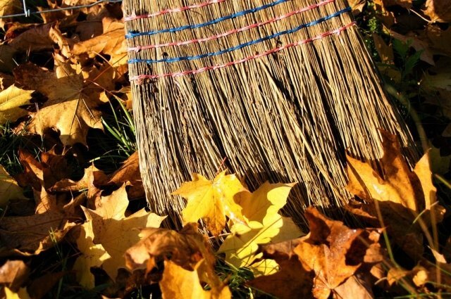    Почему говорят «фирма веников не вяжет»?