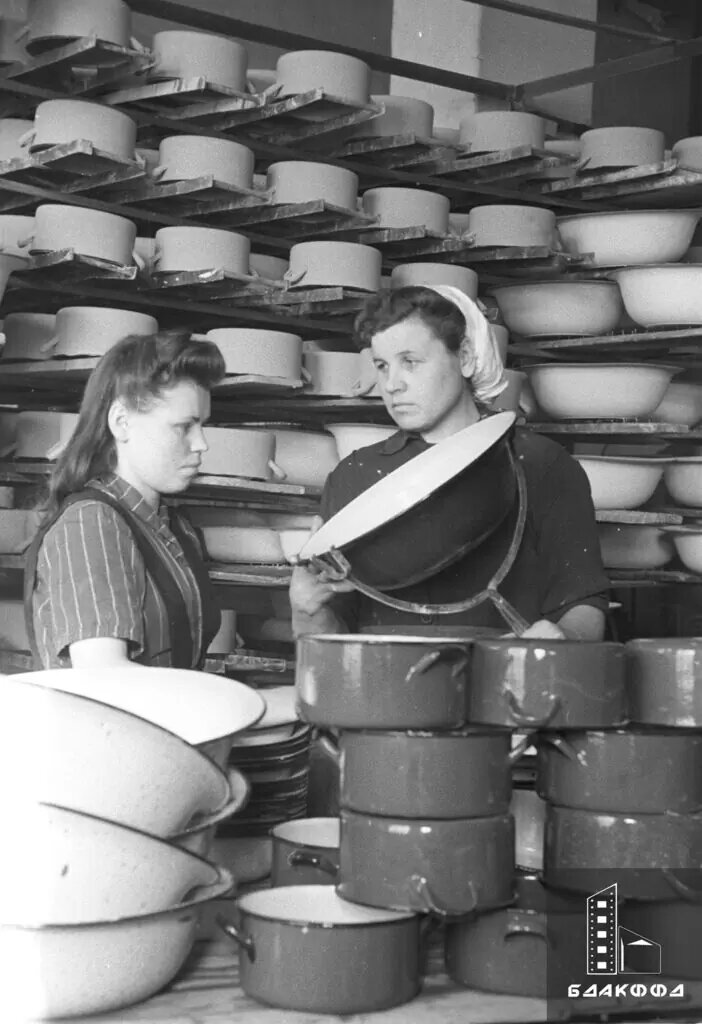 Работница Лысовенского металлургического завода Молотовской области РСФСР передает опыт эмалировщице Борисовского завода «Красный металлист», Минская область, Л.С. Соляник, 22 марта 1951 г.