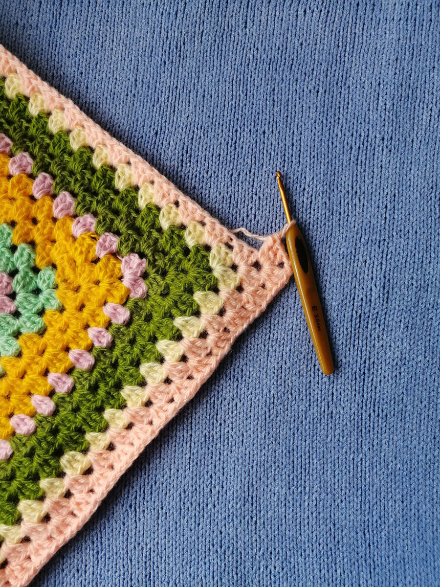 Продолжаю вязать квадрат, хоть просто так но пусть будет 