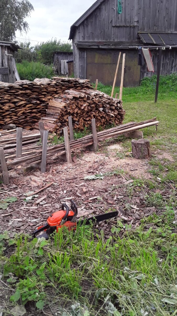 Пилит,   таскает,складывает.👍👍👍
