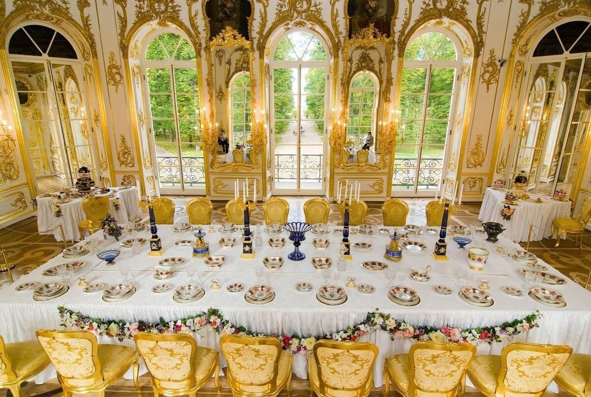 Большой Петергофский дворец имеет огромную историческую ценность, так как он был одним из главных резиденций русских императоров. Здесь проходили важные исторические события и встречи.