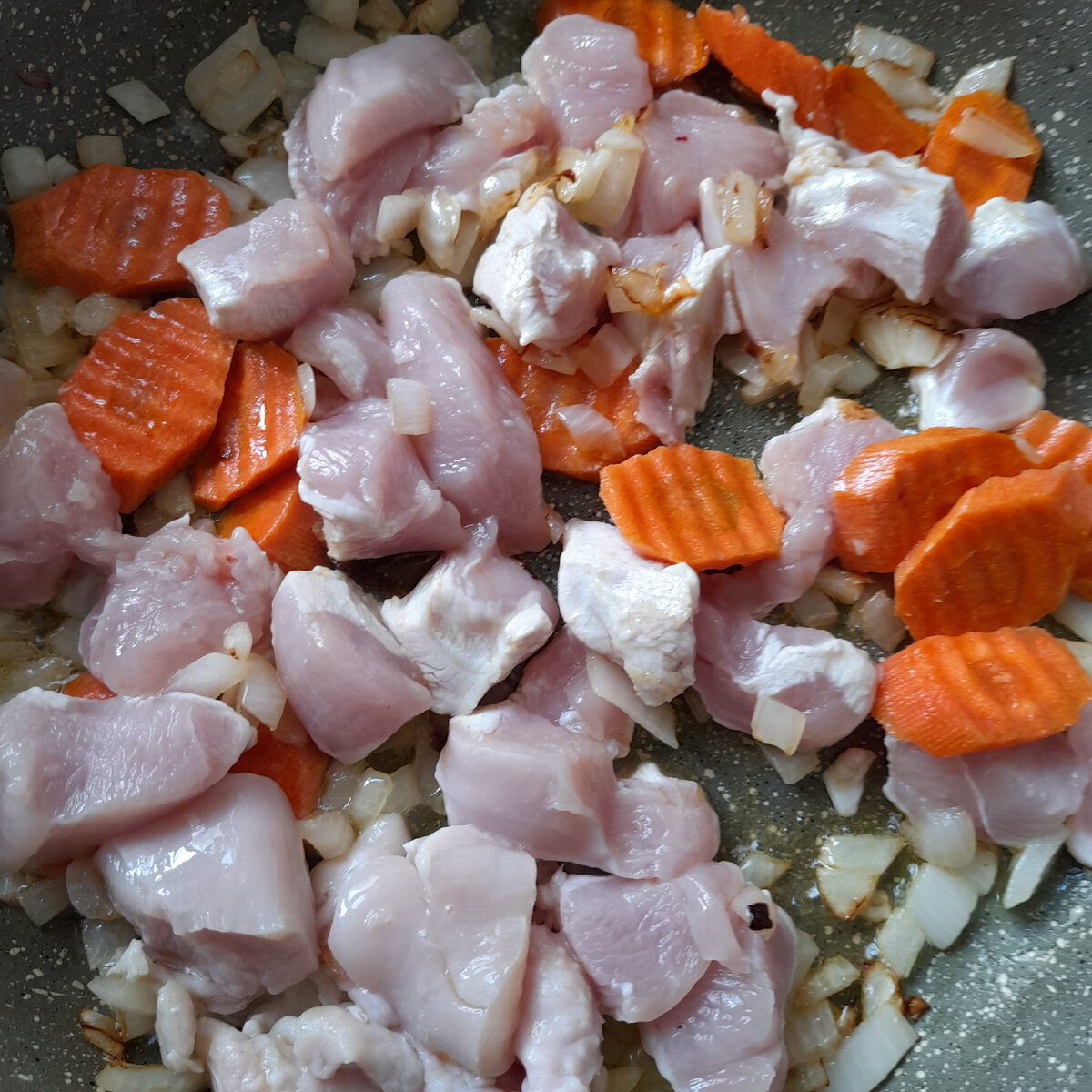 Солянка с копченой курицей и сосисками и базиликом: рецепт с фото