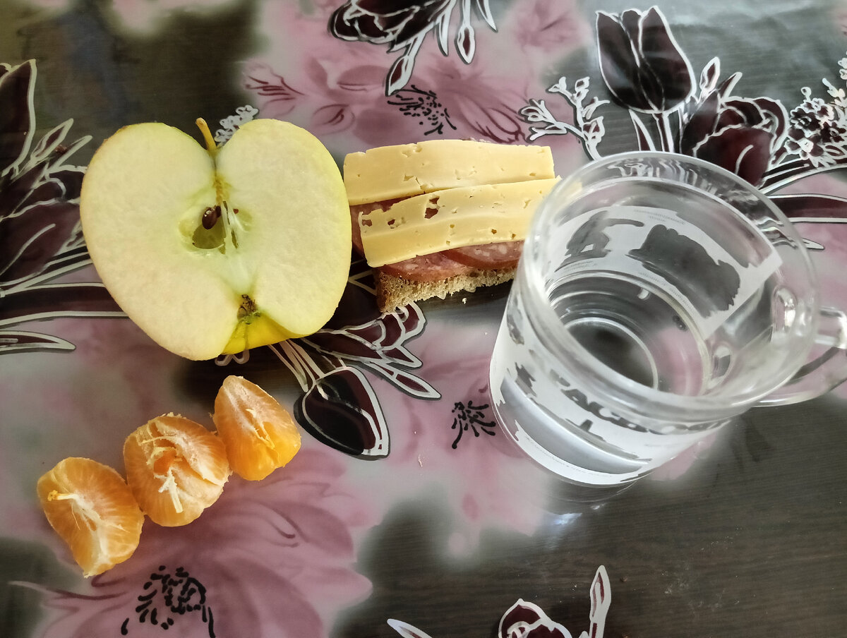 Бутерброд с колбасой и сыром, половинка яблочка, мандаринка и кипяточек 