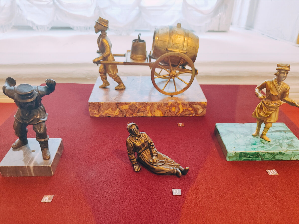 Грузчик (Урал, XIX век), Водовоз (Урал, сер. XIX века), Крестьянка на отдыхе (сер. XIX века), Торговец сбитнем (Урал, XIX век).