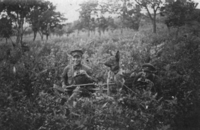 Никита Карацупа слева и его пес Индус