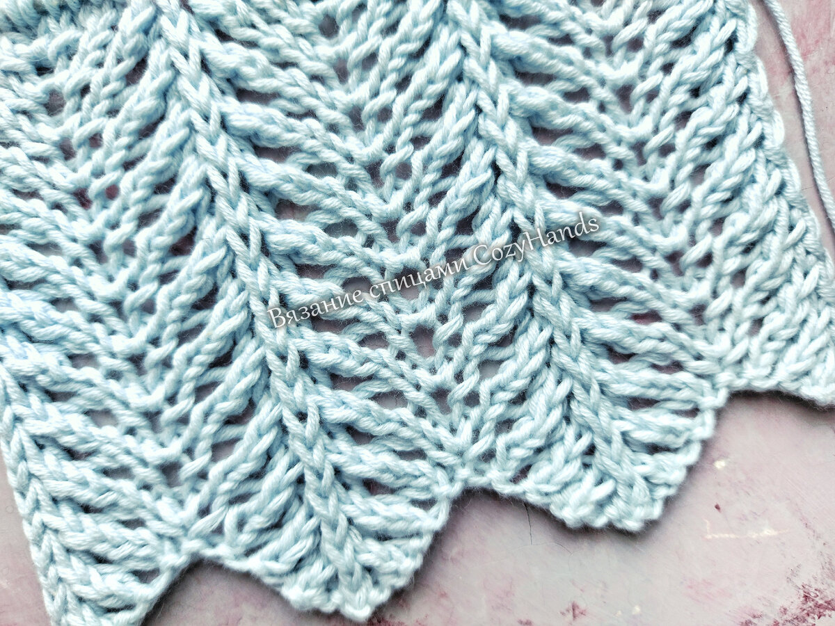 Плотный ажурный узор спицами