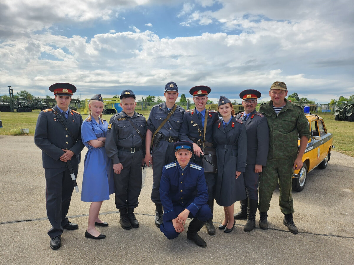 Общее фото сотрудников клуба в форме разных эпох. 4 июня 2023