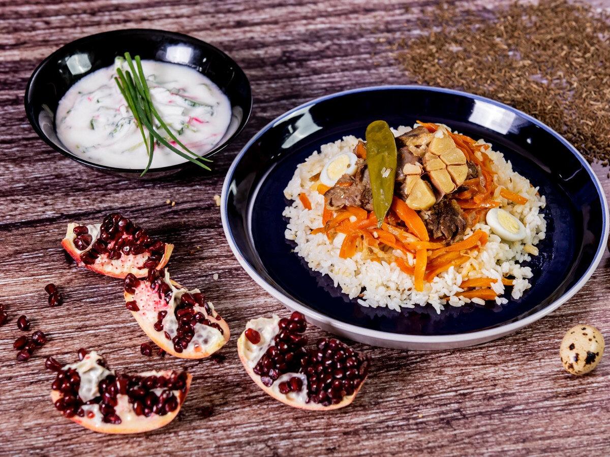 Знающие люди советуют отправиться утром к Колхозному рынку у парка Саманидов и попробовать плов у тамошних ошпазов. Источник: Министерство туризма и культурного наследия Узбекистана