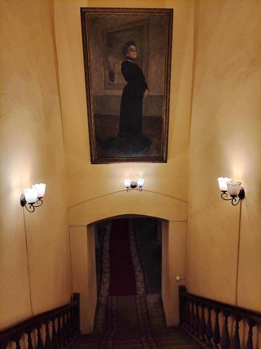 Орининал портрета находится в Третьяковской галлерее, но в доме-музее Ермоловой есть копия 