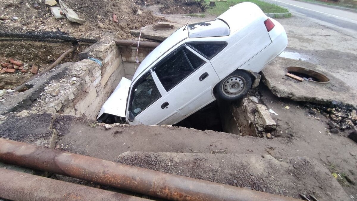 Автомобиль наполовину ушел в колодец под Волгоградом | НовостиВолгограда.ру  | Дзен