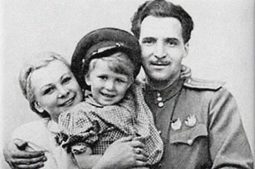Валентина Серова и Константин Симонов с дочерью Машей
