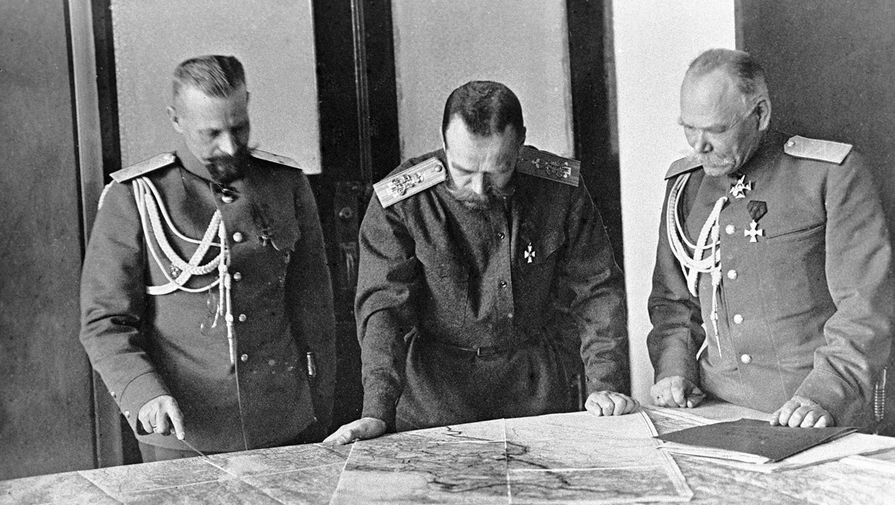 Из попытки поправить положение на фронте в 1915 году получилась неудачная авантюра — убрать уважаемого в армии Николая Николаевича Романова и поставить себя, неопытного в войнах, на пост Верховного Главнокомандующего. 