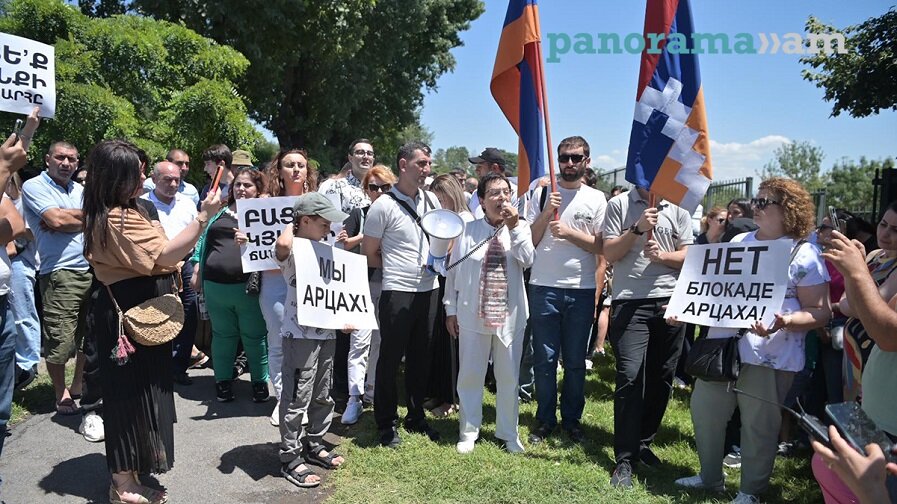 Участники акции под лозунгом «Мы - Арцах!» после представления своего обращения сотрудникам посольства Франции в Ереване шествием направились к посольству США в РА.