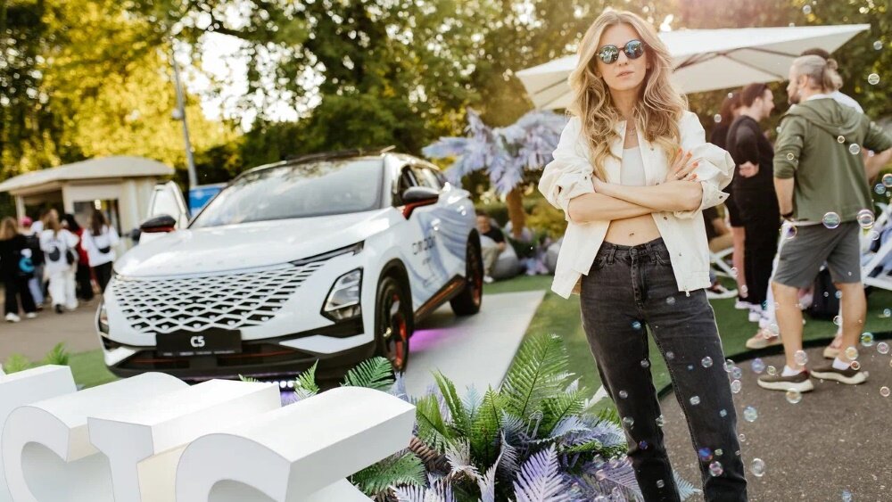 Посетители фестиваля VK FEST охотно фотографировались в OASIS OMODA