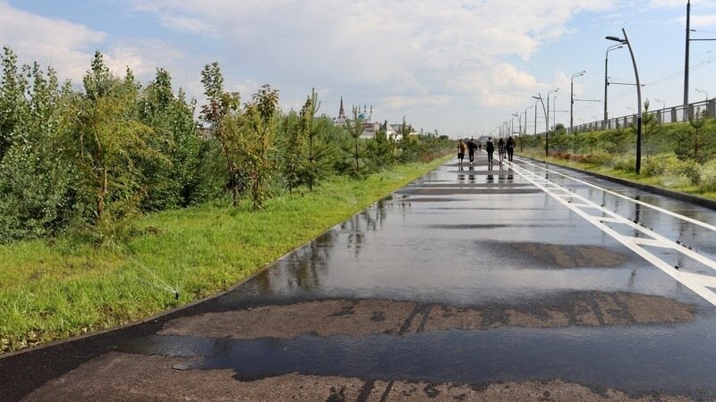     В Казани местные жители продолжают страдать из-за работающей автополивочной системы на Кремлевской дамбе. С подобной жалобой обратился читатель Inkazan.