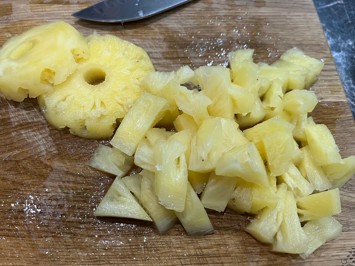 Салат «Дамский» с ананасами, сыром, яблоками и сельдереем