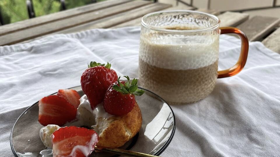 Утренний кофе и клубника, выращенная на своем балконе