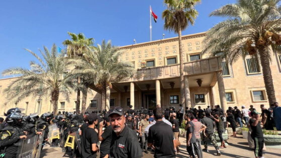    Reuters: протестующие ворвались в посольство Швеции в Багдаде и подожгли его Анна Белая