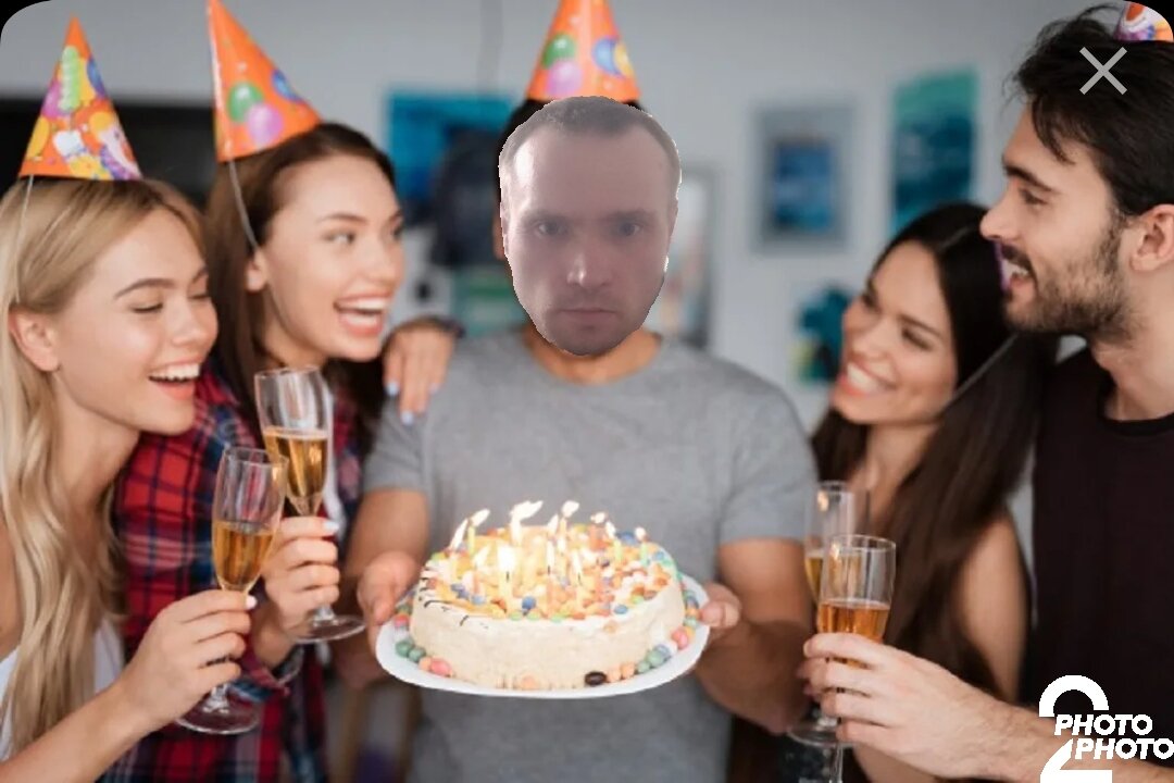 Празднование дня рождения в россии на английском. Люди празднуют день рождения. Мужик празднует день рождения. Человек в колпаке день рождения. Празднование дня рождения фото.