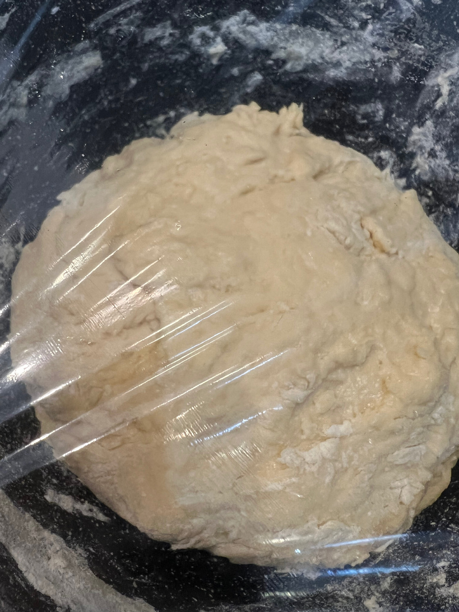 Полученное тесто, накрываем пленкой и оставляем в теплое место на 1час. Пока тесто настаивается сделаем начинку.