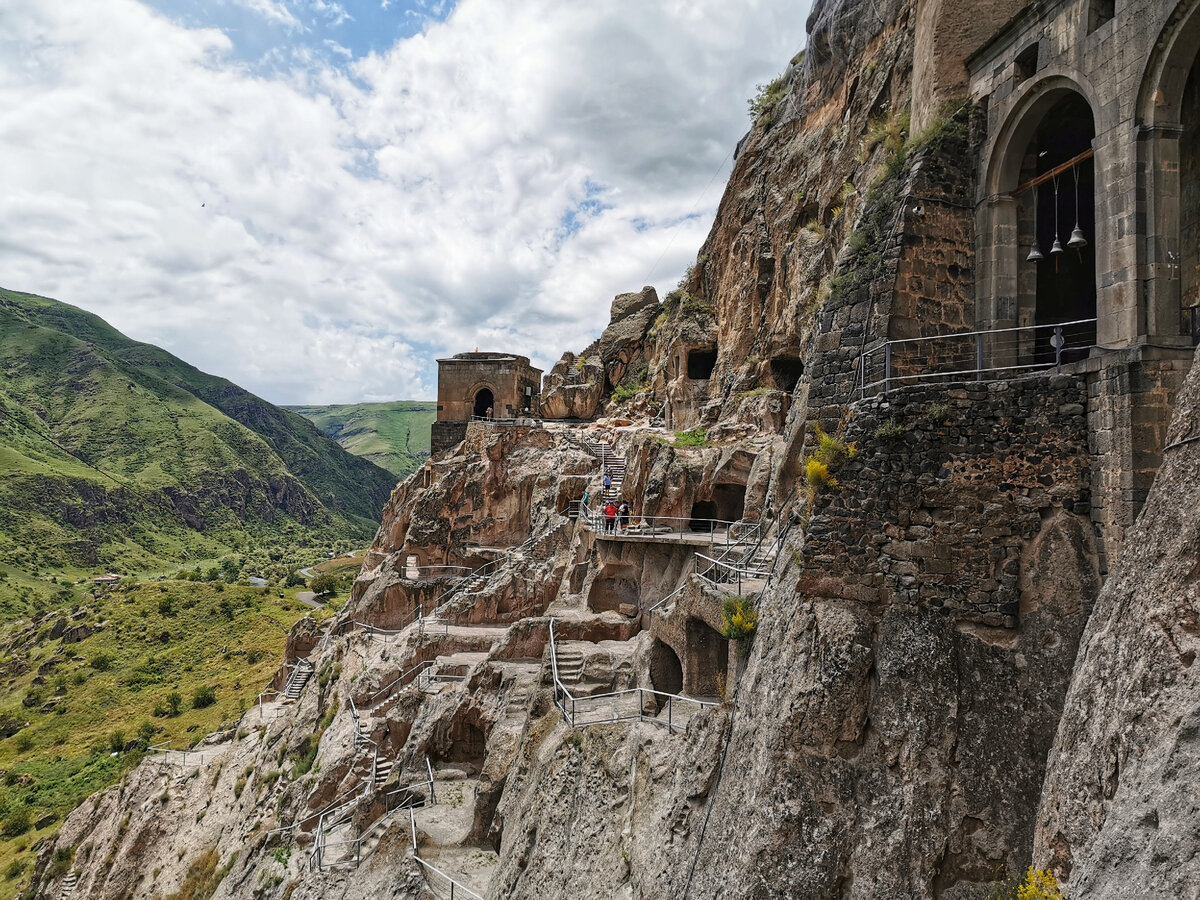 Здесь видны колокола церкви