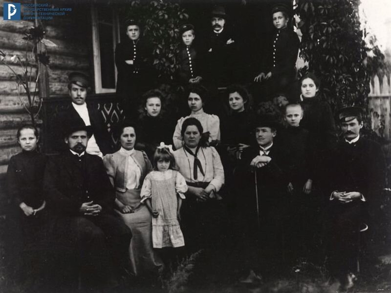 П.О. Сухой (1-й справа, верхний ряд) в кругу семьи. [1915 г.]. РГАНТД. Ф. 348. Оп. 3. Д. 105. Л. 1.