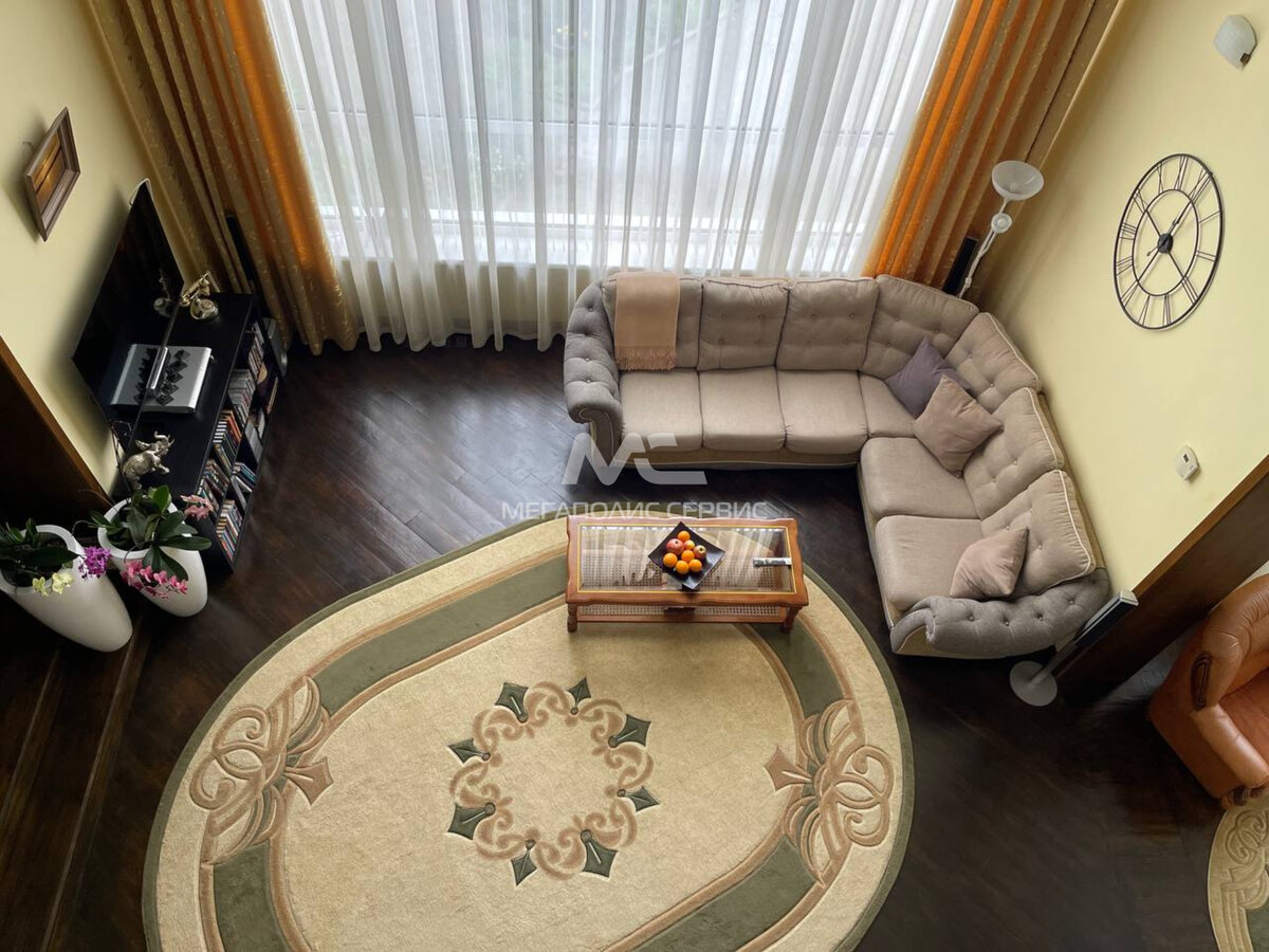 Жилая площадь составляет 375 квадратных метров, и включает в себя такие апартаменты, что наслаждаться ими доведётся не только Вам, но и Вашим друзьям и близким.