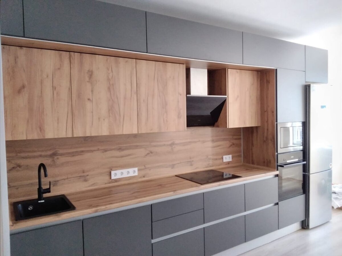 Верхний мелкий ящик слева от варочной панели - для приборов. Под ним - остальная мелочевка. Удобно!