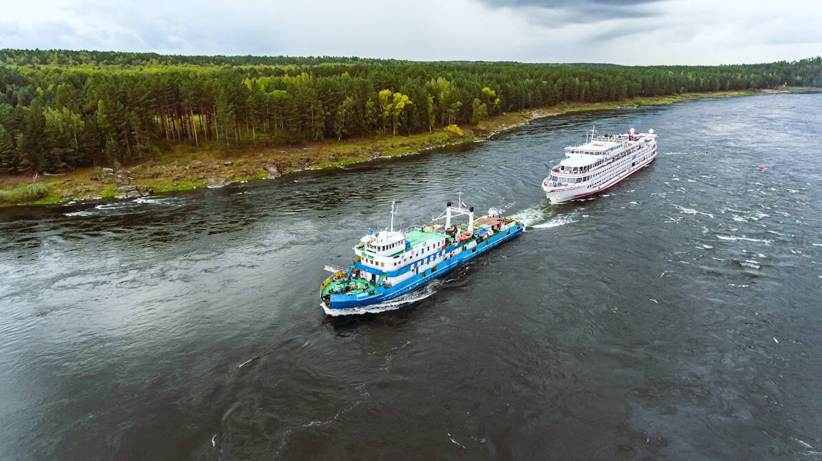 Некоторые участки сибирских рек можно пройти только с помощью буксира